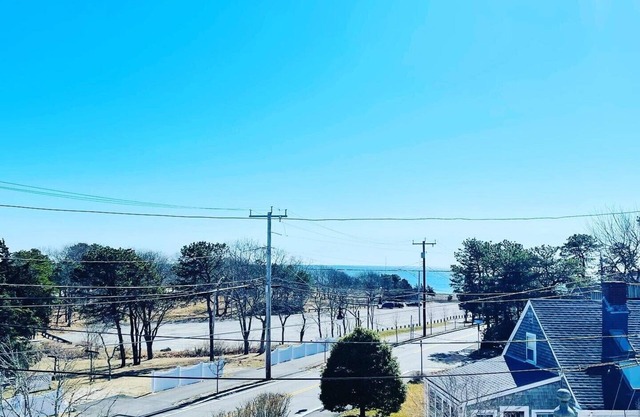 2 Bedroom COTTAGE w/loft- WALK to Keys Memorial BEACH Barnstable