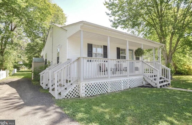 2 Bedroom Cozy Beach Cottage with Water Access