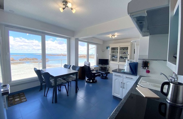 2-bedroom duplex beachfront with parking in Trégastel