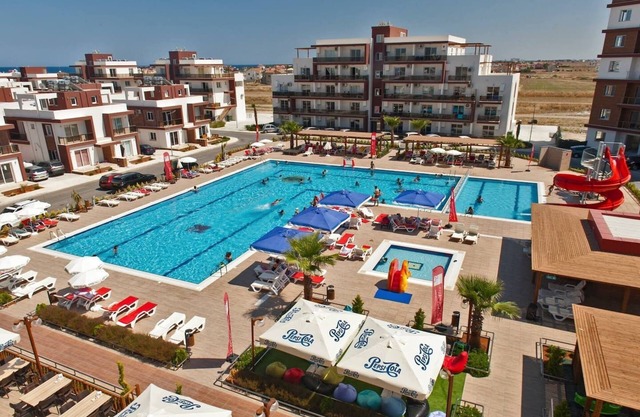 2 BEDROOM FLAT WITH POOL AND RESTAURANT VIEW, 15 MIN WALK TO SANDY LONG BEACH