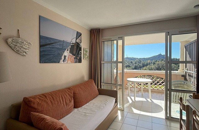 2-bedroom for 4 with pool, parking and air conditioning