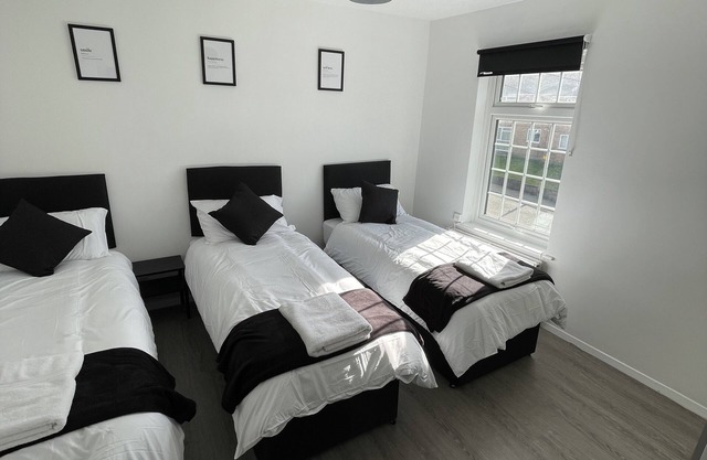2 bedroom house Brentwood , Monochrome Emerald