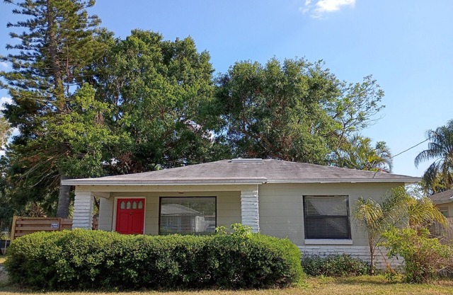 2-bedroom house in South Tampa with WiFi, AC Hammocks bikes and pet friendly!