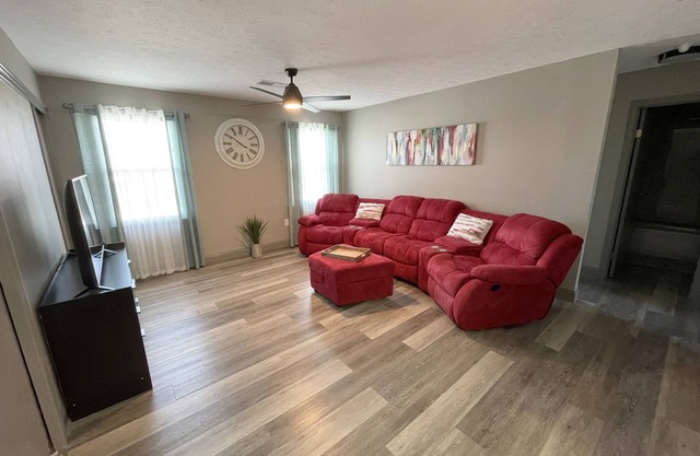 2 Bedroom, King Bed, Pets welcome, washer and dryer