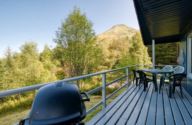 2 bedroom lodge with stunning loch, mountain views