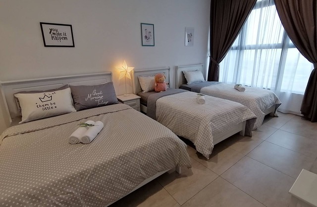 2 bedroom luxury condominium, 1 to 12 guests, 5 beds, 2 bathroom, living room.