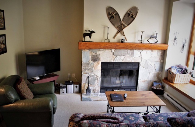 2 Bedroom near Lost Lake; quiet, comfortable, and well-equipped