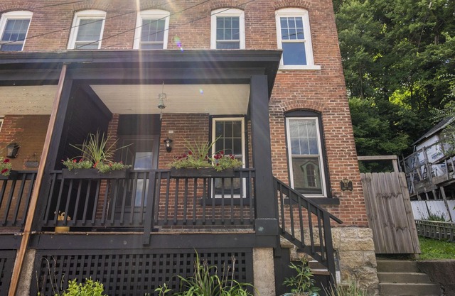 2 bedroom newly remodeled townhouse