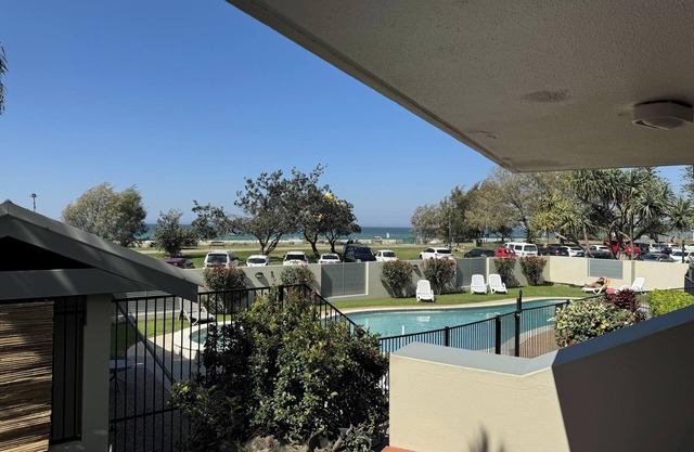 2 Bedroom Ocean Glimpses Renovated Apartment - Right on Miami Beach!