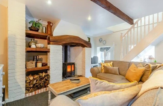 2 bedroom sleeps 5 dog-friendly coastal cottage. 5 Star comfort, character and location.