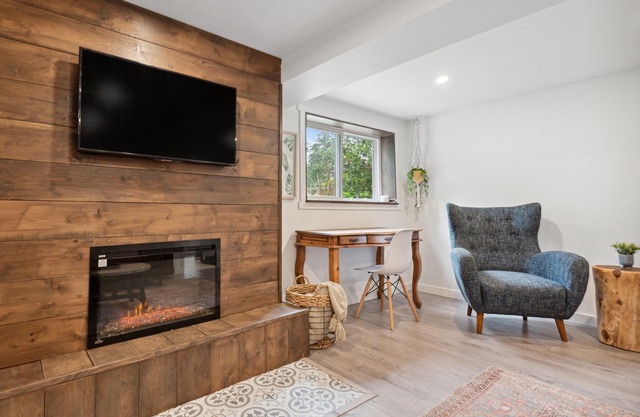 2 Bedroom suite with hot tub! Minutes to local attractions, trails and dining