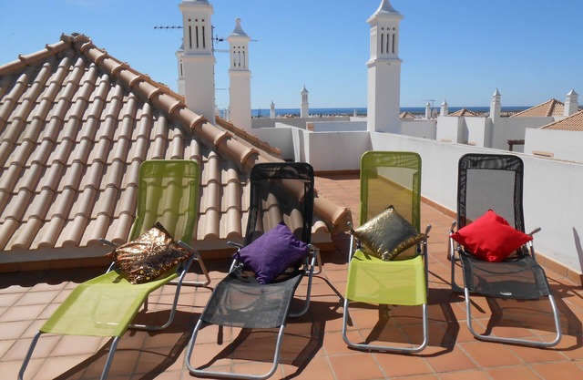 2 bedroom top floor apartment, swimming pool, Air-Con.