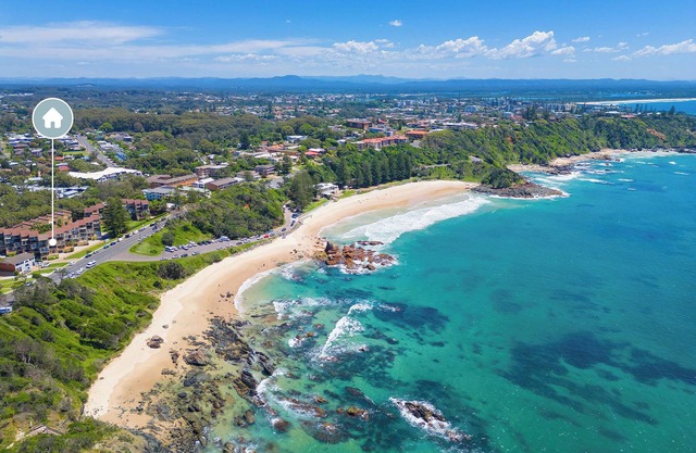 2 Bedroom unit, Amazing Views, Across from the beach
