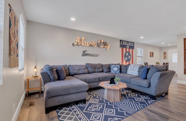 2 Bedroom Unit Near Belmont and Vanderbilt