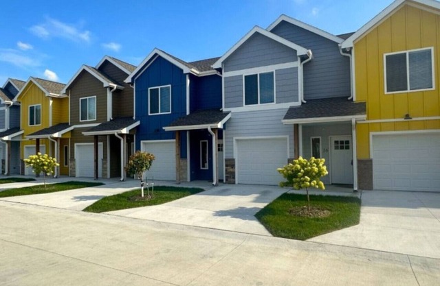 2 Beds + Gym + Garage | Near Downtown