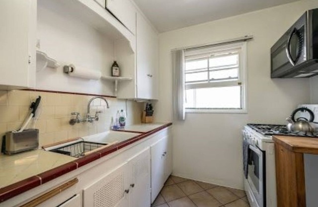 2 block walk to the Ocean - Fabulously Furnished - Gorgeous 2 Bdr Private Apt