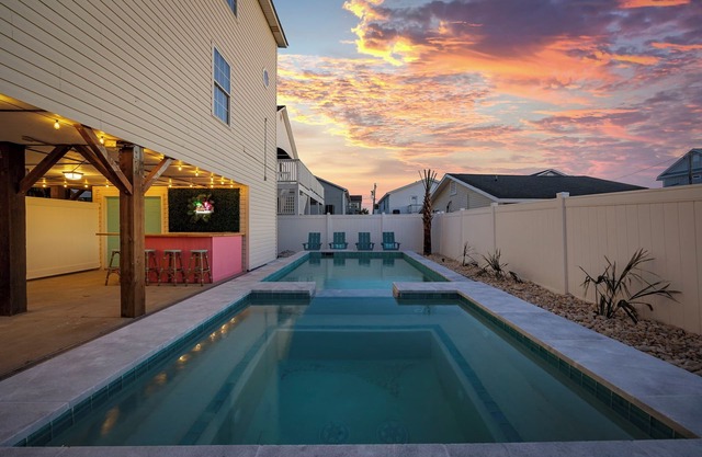 2 blocks 2 beach, Golf Cart, Outdoor Bar, Dogs Welcome, Beach Gear