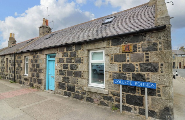 2 COLLEGE BOUNDS, pet friendly, with a garden in Fraserburgh