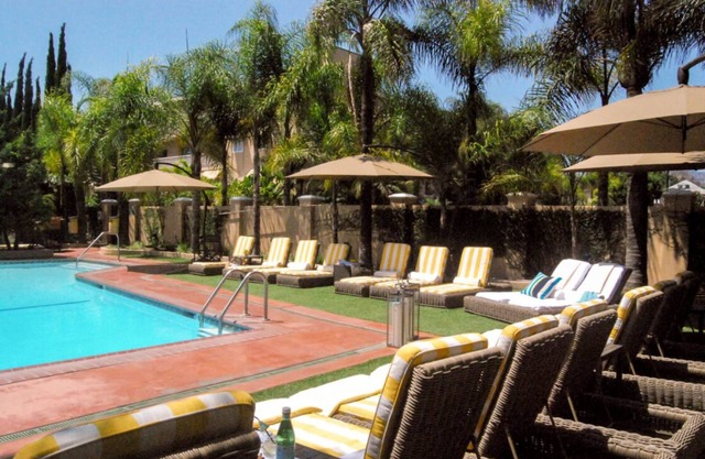 2 Convenient Rooms Near Hollywood Museum, w/Parking, Pets are Welcome!