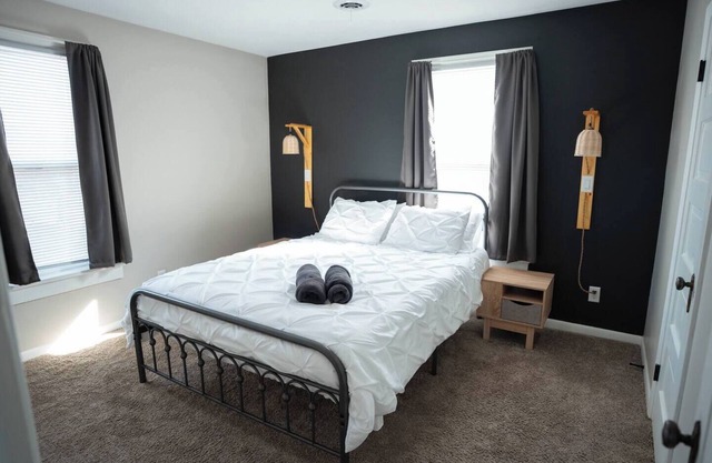 2 Cozy & Stylish Queen Beds in Fort Wayne