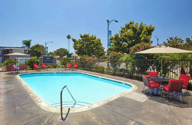 2 Cozy Units – Perfect for Groups, Steps to Disneyland w/Pool & Onsite Parking!