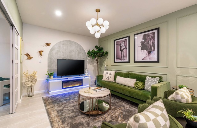 2 Gorgeous Apartments for the Price of 1: Comfy beds, Fireplace, Mountain View