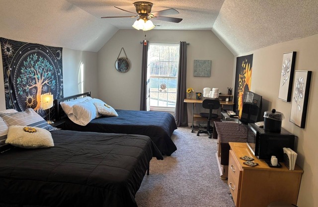 2 Guest Rooms in our Serene, Wood Valley Home in Athens, minutes from UGA
