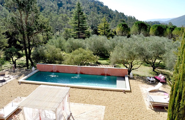 2-hectare estate in Provence with large heated swimming pool for 7 people.