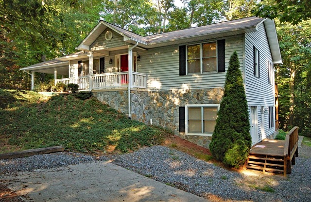 2 houses in one/Great for multi family grps. King suite. Walk to Lake Junaluska