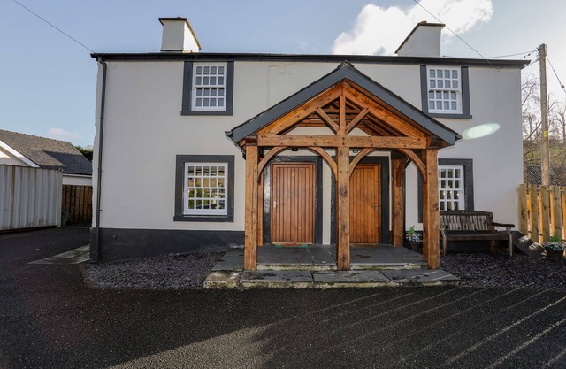 2 IVY HOUSE, pet friendly, character holiday cottage in Corwen