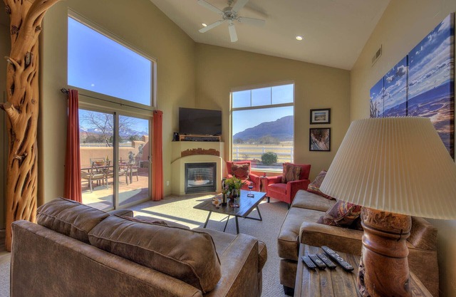 2 King Beds, Amazing Views, Pool-seasonal & Hot tub-year round