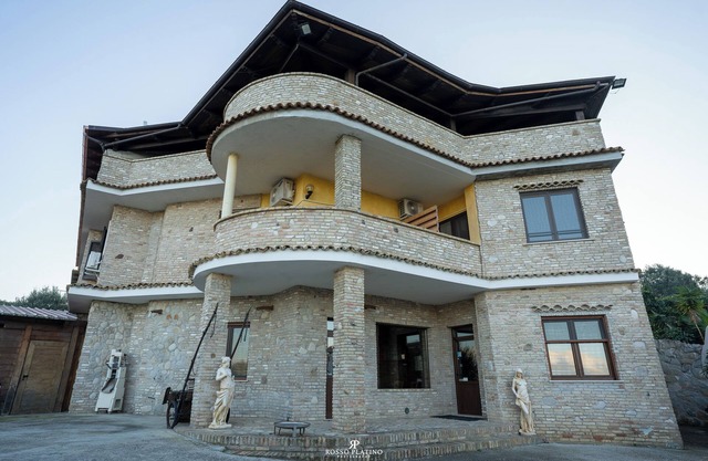 2 km from the sea among the green hills of Vastesi