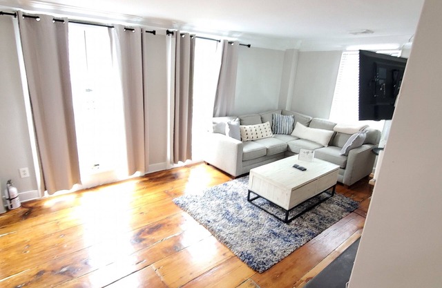 2-level 4 Bed Near Downtown