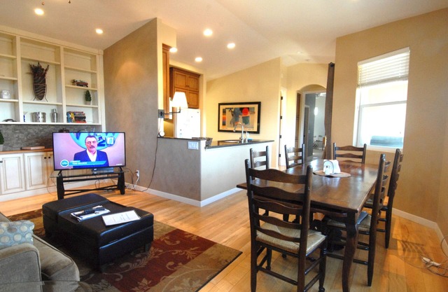 2-Master Suites , 4-bikes, walk to beach/restaurants, A/C