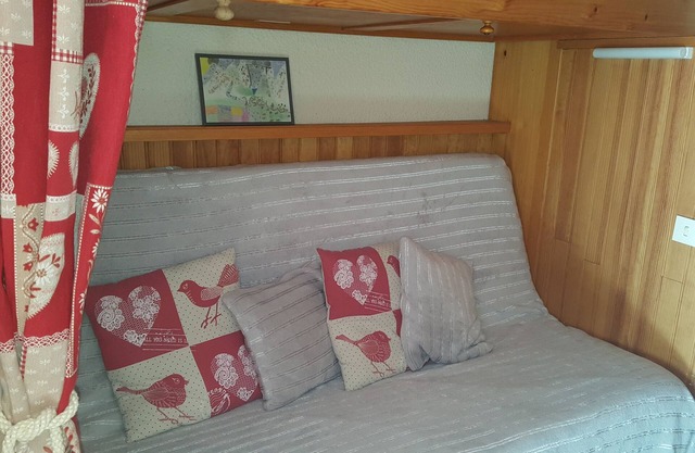 2* Meublé de Tourisme rental in Saint-Lary in a wooded park near the center.