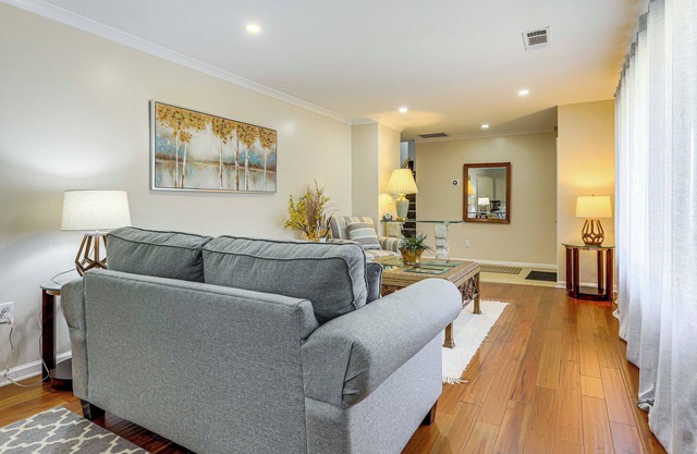 2 Mi to Airport: College Park Home w/Grill!