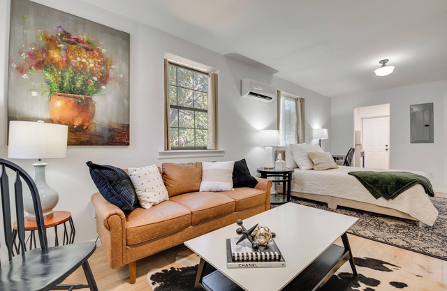 2 Mi to East Atlanta Village: Cozy Studio w/Porch