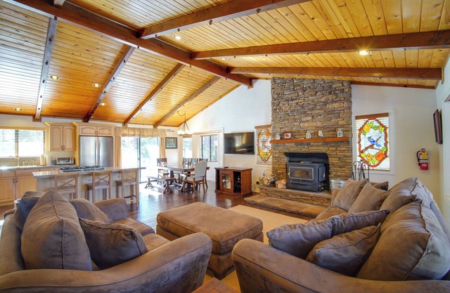 2 Mi to Lake & Ski Slopes: Big Bear Cabin
