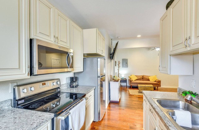 2 Mi to Warren Dunes - Bright Sawyer Apartment!