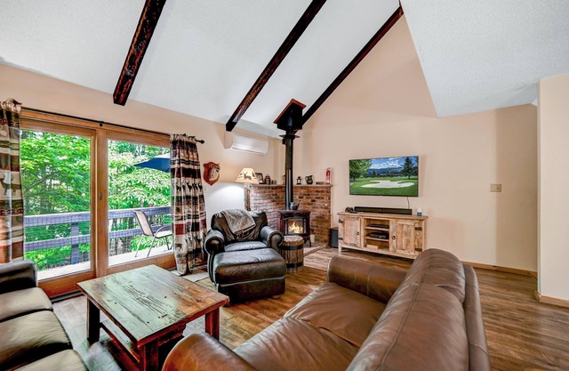 "2 min from Camelbeach & Aquatopia Waterparks,Pool,Tennis,Paintball,Casino,Park"