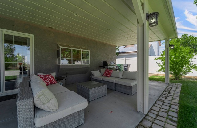 2 min to Hospital! Dreamy Desert Oasis 4B/3B Palmdale Hilltop Retreat