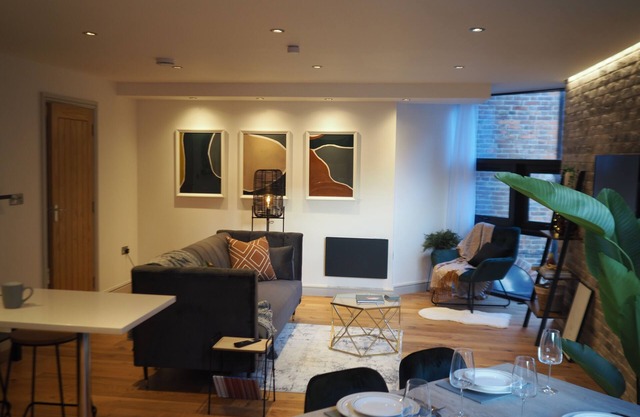 2 Nottingham Modern Apartments- Sleeps 10 w/Castle View