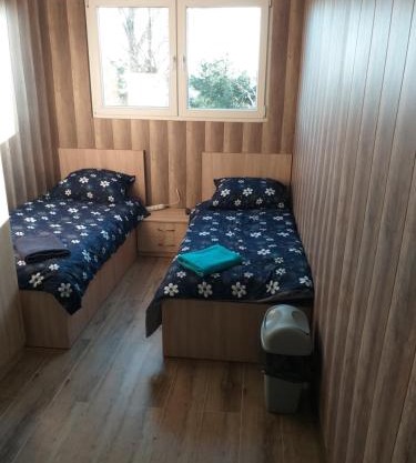 2 osobowe kawalerki w domkach FreezerHause Kozery- NoclegiGrodziskPL 792-535-535