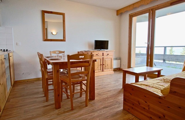 2-room apt + cabin, near slopes with large terrace