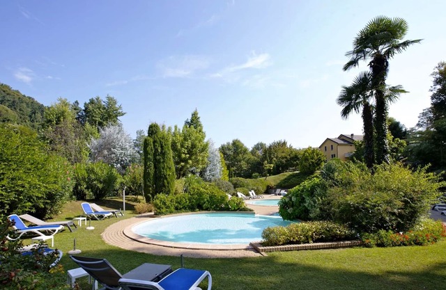 2-room corner apartment in an exceptional residence with approx. 8 ha. large park and pool