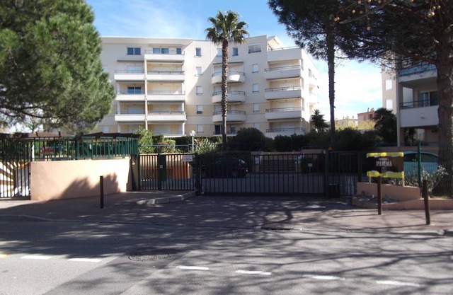 2 room rental with swimming pool, private parking. 10 minutes walk from the beach