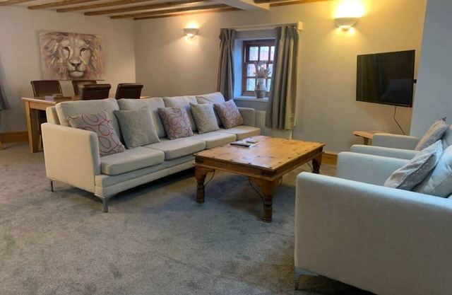 2, The Carriage House. Village Location. York 5m.