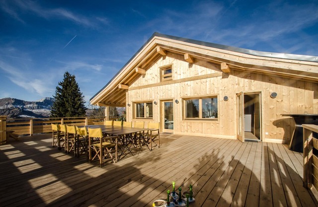 2 WINGS AND 3 FEATHERS: CONFIDENTIAL RENTAL IN THE MOUNTAINS.