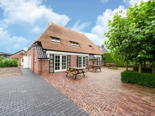 20 pax Farmhouse in Noardbergum with hottub and pub
