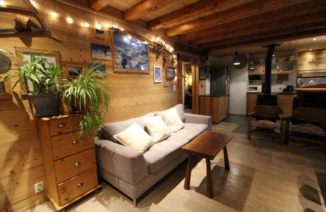 200m from ski slopes, 1st floor, balcony, fireplace or stove, tv, ski locker, 84m², Tignes